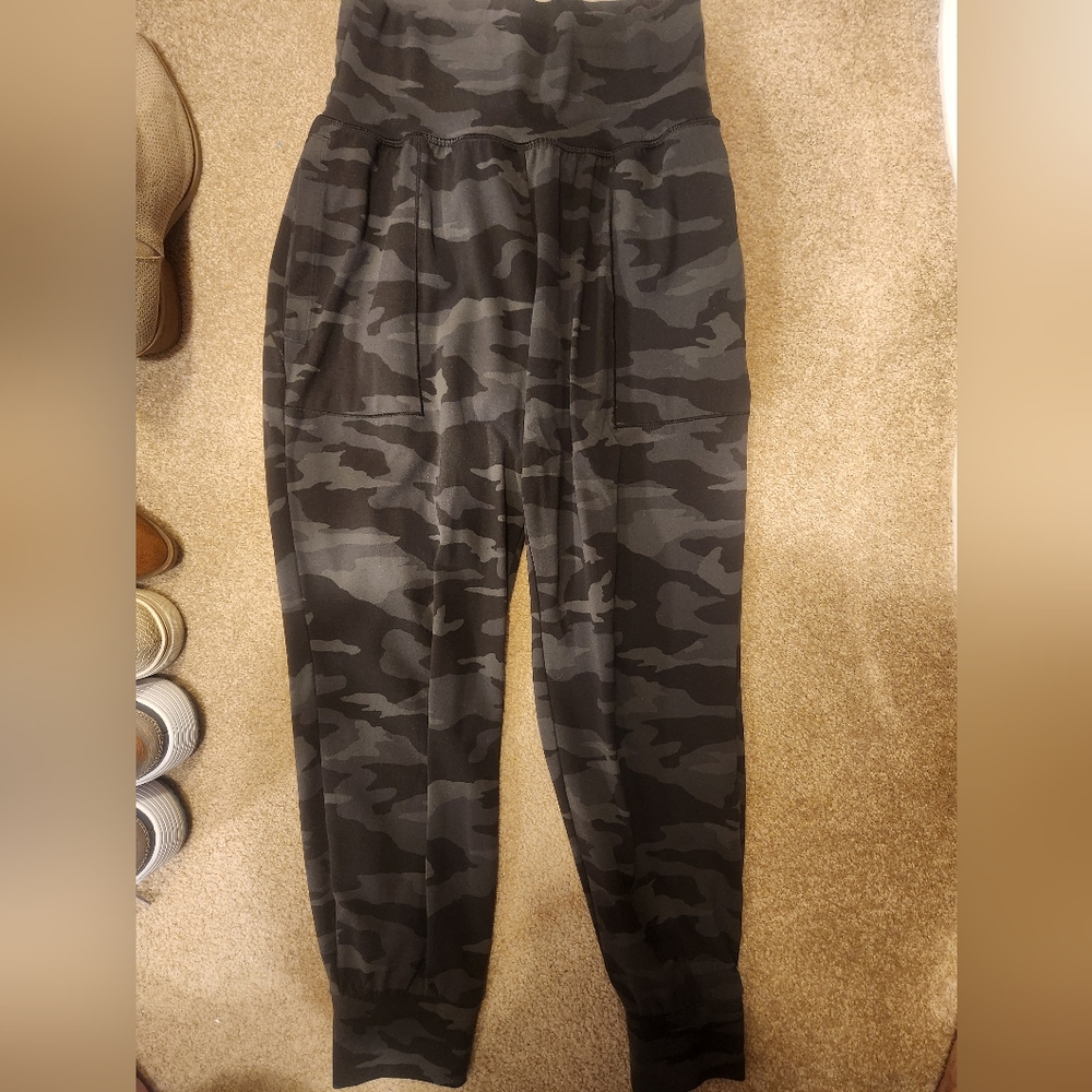 Athleta Salutation camo jogger, size XS petite
